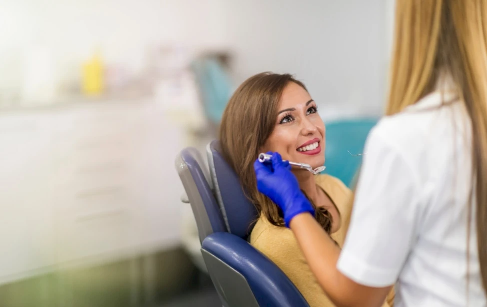 Mujer en el dentista